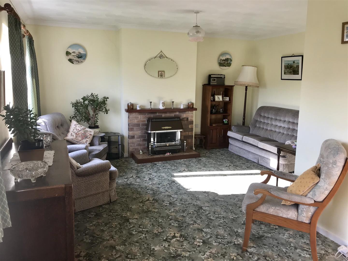 LOUNGE/DINING ROOM
